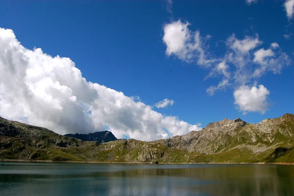 在多云的天空下 岩石群山中湖水的美丽镜头 — 图库照片
