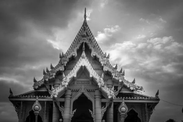 Een Grijswaarden Shot Van Het Dak Van Wat Kaeo Korawaram — Stockfoto