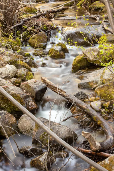 Colpo Verticale Fiume Che Scorre Sulle Rocce Ricoperte Muschio — Foto Stock