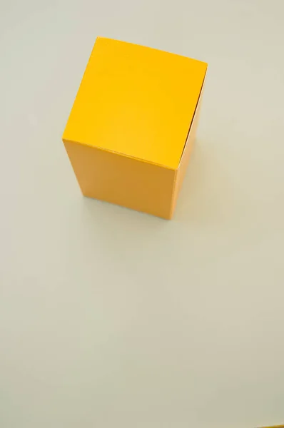 Желтый Бумажный Куб Изолированный Сером Фоне — стоковое фото
