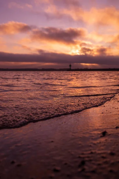 灯台付きの海をバックに夕日の空の美しい景色 — ストック写真