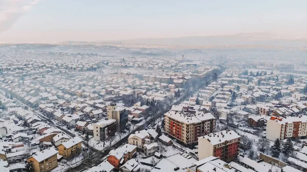 Eine Majestätische Luftaufnahme Eines Urbanen Stadtbildes Mit Schneebedeckten Typischen Wohngebäuden — Stockfoto