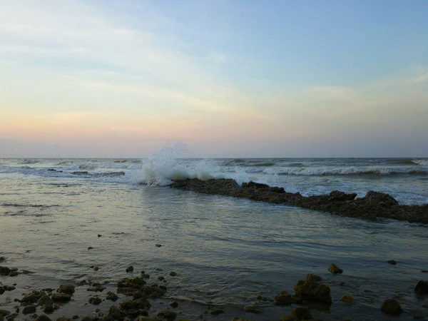 在晴朗的天空背景下 强烈的海浪在海滩上冲撞的景象 — 图库照片