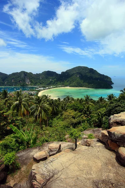 Eine Vertikale Aufnahme Einer Saftig Grünen Perfekten Tropischen Insel Phi — Stockfoto