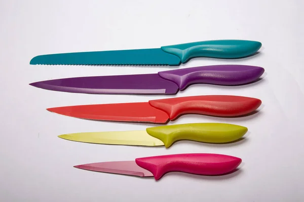 Beyaz Arka Planda Izole Edilmiş Renkli Bıçaklar — Stok fotoğraf
