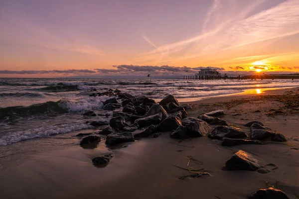 Güneşin Batışının Güzel Manzarası Denizin Üzerinde — Stok fotoğraf
