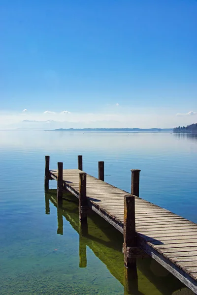 Eine Vertikale Aufnahme Eines Hölzernen Docks Meer Unter Sonnenlicht Und — Stockfoto