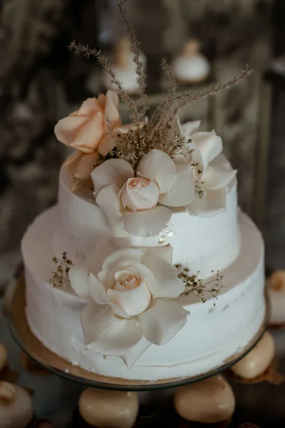 Eine Vertikale Aufnahme Einer Wunderschönen Hochzeitstorte Pastelltönen Die Mit Blumen — Stockfoto