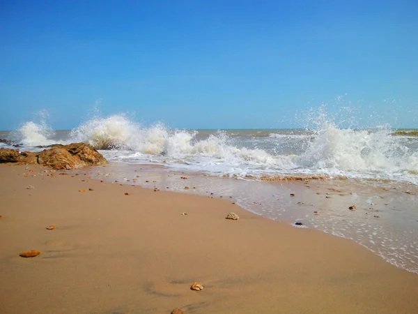 Вид Сильних Хвиль Падає Над Пляжем Чистому Фоні Неба — стокове фото