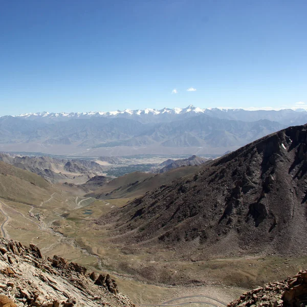 Una Vista Panorámica Paisaje Montañoso Bajo Fondo Azul Claro Del — Foto de Stock