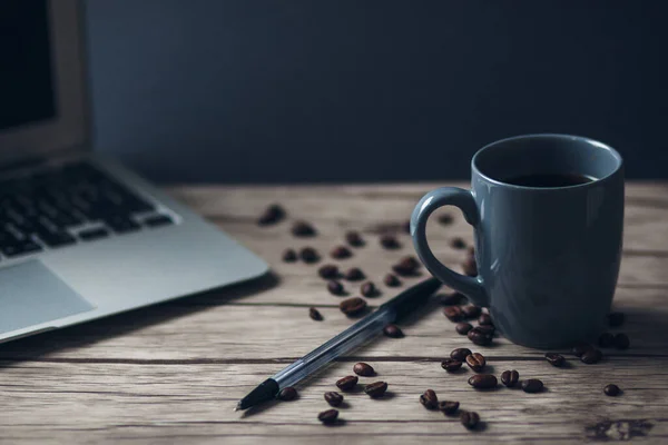 Mise Point Sélective Ordinateur Portable Stylo Une Tasse Café Chaud — Photo