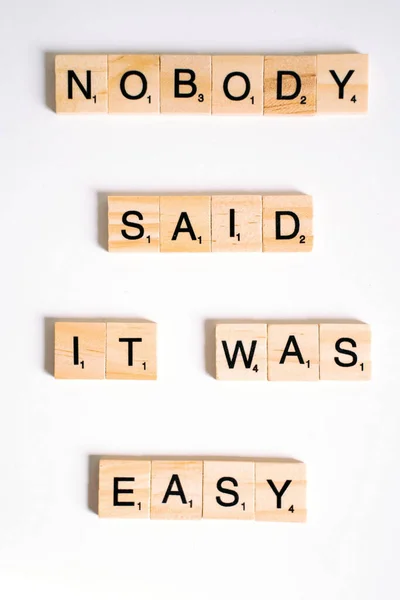 Pionowe Ujęcie Scrabble Liter Napisem Nikt Nie Powiedział Łatwe Białym — Zdjęcie stockowe