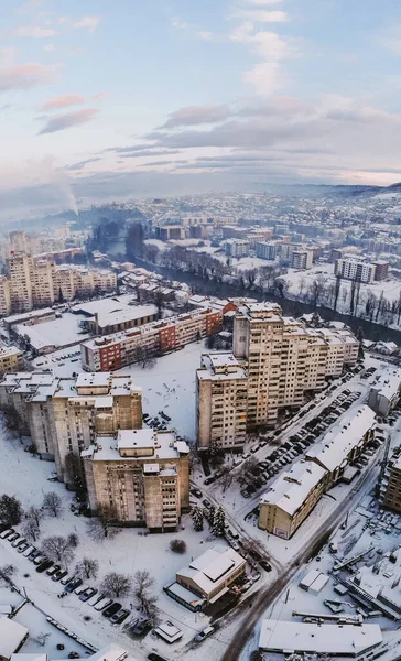 Eine Vertikale Luftaufnahme Eines Urbanen Stadtbildes Verschneiter Traditioneller Wohnvororte Winter — Stockfoto