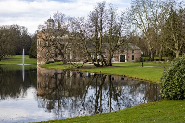 Herbe Verte Jardin Château Hollandais Avec Des Arbres Hiver Stériles — Photo