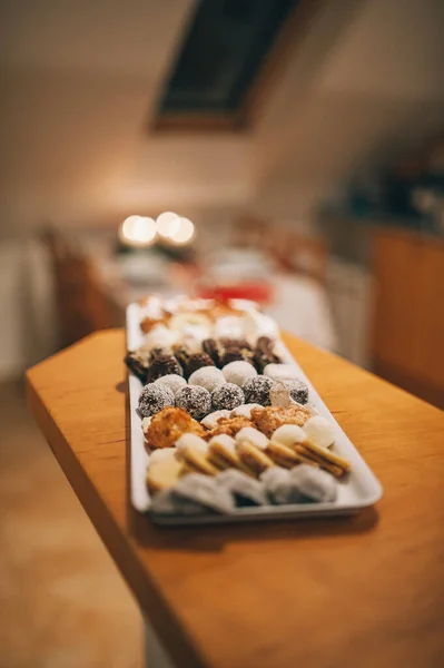 Une Mise Point Sélective Verticale Une Table Noël Des Bonbons — Photo