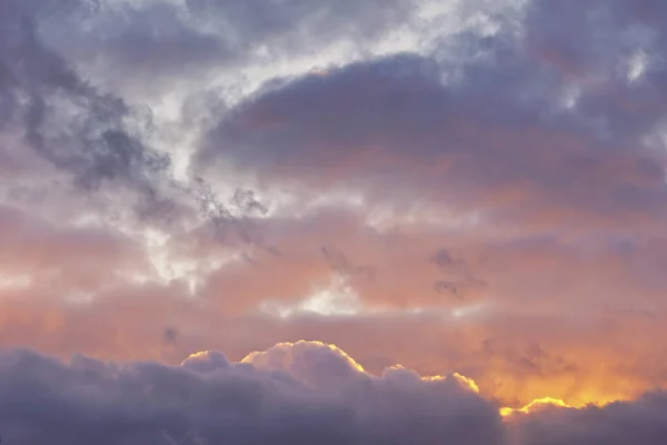 Μια Εκπληκτική Θέα Του Ηλιοβασιλέματος Στο Συννεφιασμένο Ουρανό — Φωτογραφία Αρχείου