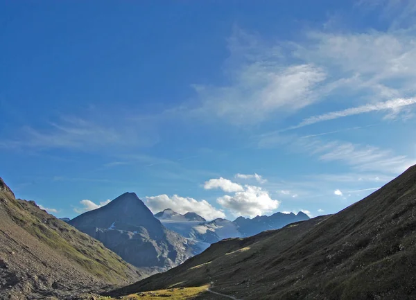 Eine Schöne Aufnahme Von Bergen Unter Blauem Himmel — Stockfoto