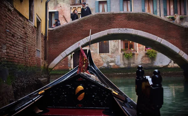 Venice Itálie Únor 2016 Pořízen Gondoly Projížďka Lodí Ulicemi Kanály — Stock fotografie