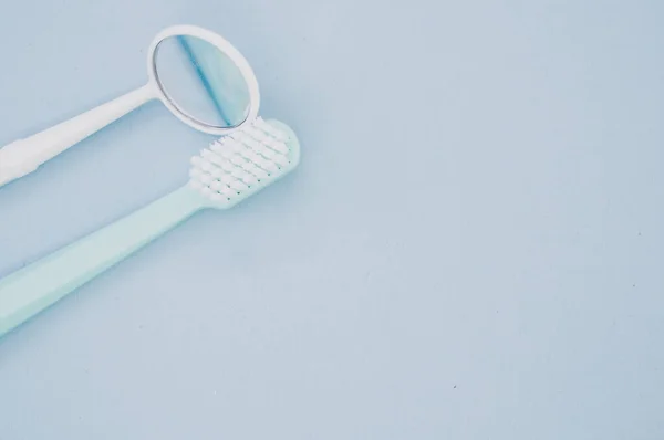 Μια Πάνω Όψη Μιας Μπλε Οδοντόβουρτσας Δίπλα Έναν Οδοντικό Καθρέφτη — Φωτογραφία Αρχείου