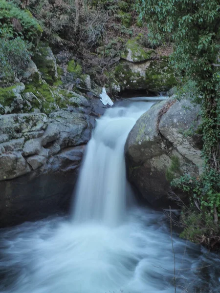 Eine Vertikale Aufnahme Eines Wasserfalls Der Einen Pool Fließt — Stockfoto