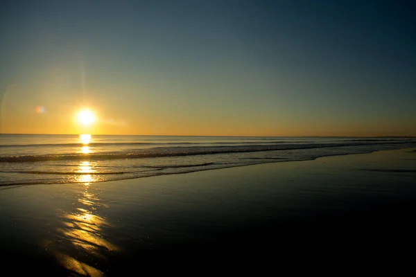 Una Toma Increíble Mar Azul Tranquilo Sobre Fondo Naranja Atardecer —  Fotos de Stock