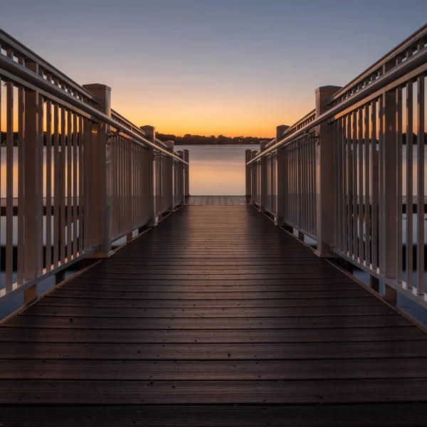 Quai Bois Poli Avec Des Clôtures Sur Mer Lors Beau — Photo