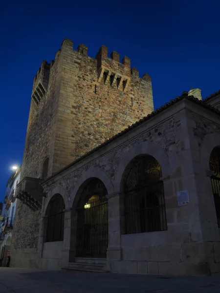 Plano Vertical Pequeño Edificio Construido Forma Castillo Por Noche — Foto de Stock