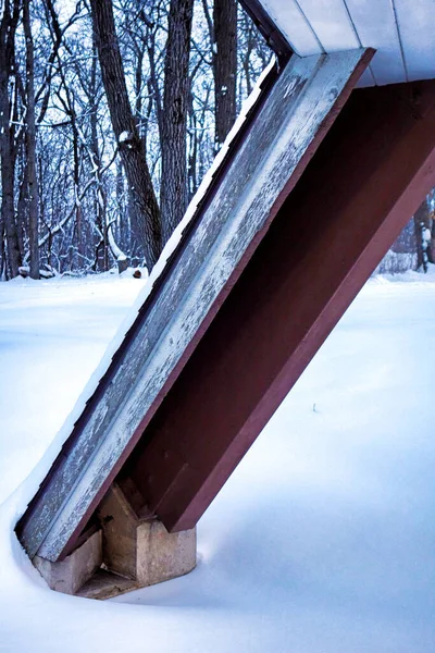 Ένα Κάθετο Πλάνο Ενός Χιονισμένου Κτίσματος Ένα Χειμερινό Δάσος — Φωτογραφία Αρχείου