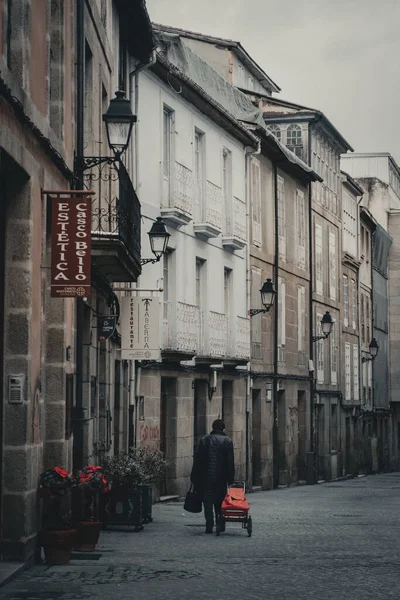 Μια Κάθετη Φωτογραφία Ενός Ανθρώπου Μαύρα Περπατάει Έναν Παλιό Δρόμο — Φωτογραφία Αρχείου