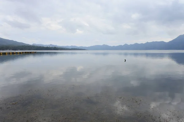 山脉背景上平静的蓝湖的绝妙镜头 — 图库照片