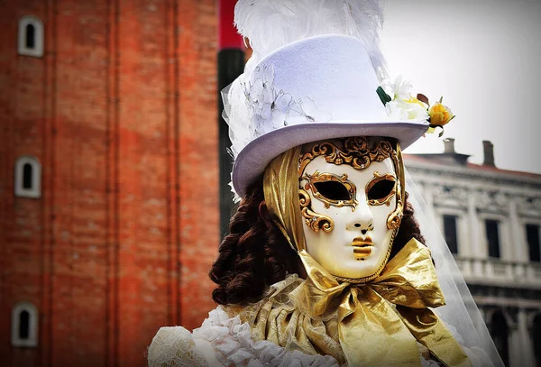 Venice Itálie 2016 Benátská Zlatá Maska Kostýmu Karnevalu Benátkách Bílým — Stock fotografie
