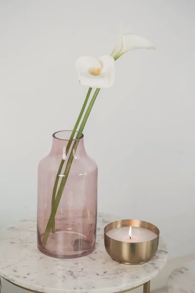 Eine Vertikale Aufnahme Einer Schönen Vase Mit Weißen Blumen Und — Stockfoto