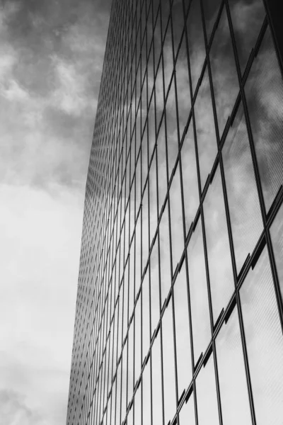 Uma Imagem Vertical Tons Cinza Edifício Escritórios Moderno Com Janelas — Fotografia de Stock