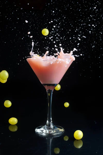 Eine Vertikale Aufnahme Eines Rosafarbenen Cocktails Der Mit Trauben Seiner — Stockfoto
