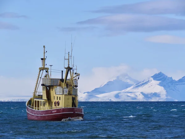 Longyearbyen Norway May 2018 Close Fishing Vessel Front Snowy Mountains Royalty Free Stock Photos
