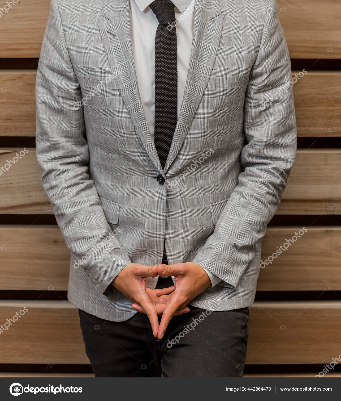 Primer Plano Hombre Con Traje Gris Claro Con Una Camisa Foto de stock 442864470 Wirestock