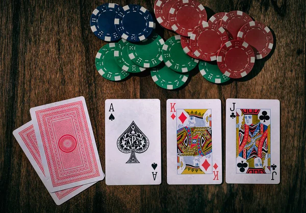 Närbild Casino Marker Och Spelkort — Stockfoto