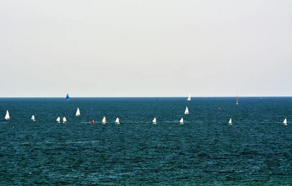 Гарний Знімок Вітрильних Човнів Плавають Морі Під Хмарним Небом — стокове фото