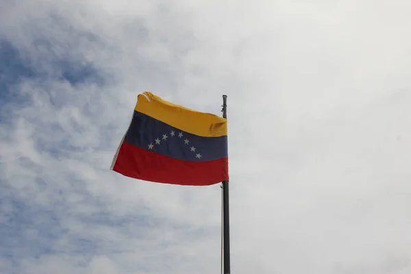 Een Lage Hoek Opname Van Vlag Van Venezuela — Stockfoto