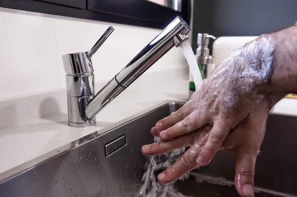 一个男人用肥皂和自来水洗手的特写镜头 预防考拉病毒的概念 — 图库照片