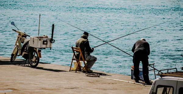 Die Alten Männer Angeln Einem Sonnigen Tag Ufer Eines Sees — Stockfoto