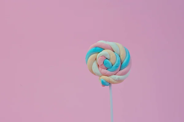 Een Close Shot Van Lolly Vormige Kleurrijke Marshmallows Een Roze — Stockfoto