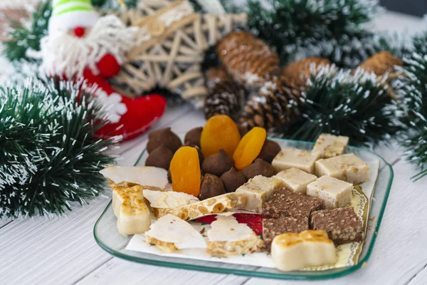 Nahaufnahme Eines Tellers Voller Süßigkeiten Für Einen Weihnachtstisch — Stockfoto