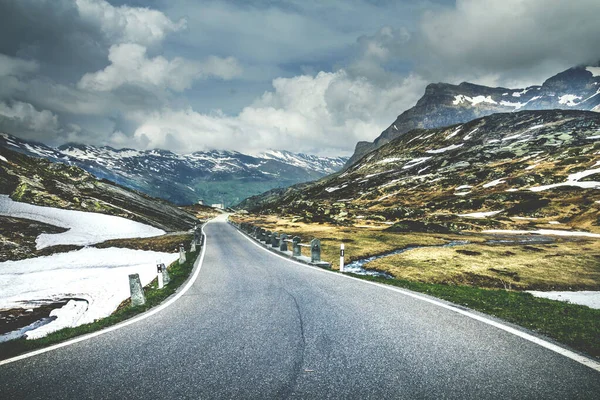 Kurvig Asfalterad Väg Som Går Genom Vackra Snögrodda Naturscener Regnig — Stockfoto