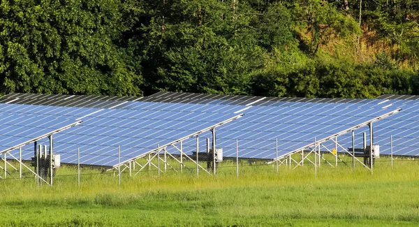 Výstřel Solárních Modulů Vytvářejících Čistou Energii Velkém Parku Severní Evropě — Stock fotografie