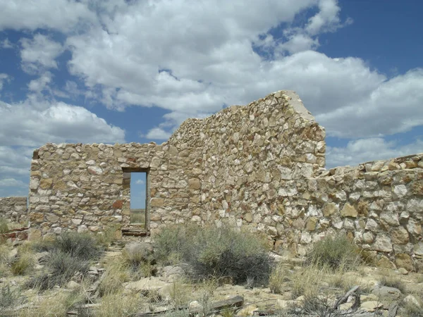 Ένα Παλιό Εγκαταλελειμμένο Πέτρινο Κτίριο Στο Ψηλό Τοπίο Της Ερήμου — Φωτογραφία Αρχείου