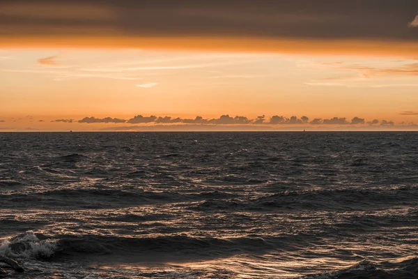 Eine Meereslandschaft Unter Einem Bewölkten Himmel Bei Einem Schönen Sonnenuntergang — Stockfoto