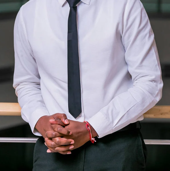 Afroamerikansk Affärsman Som Poserar Nära Räcket Kontoret — Stockfoto