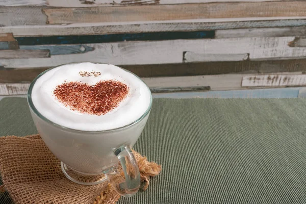 Primer Plano Café Con Leche Forma Corazón Una Mesa —  Fotos de Stock