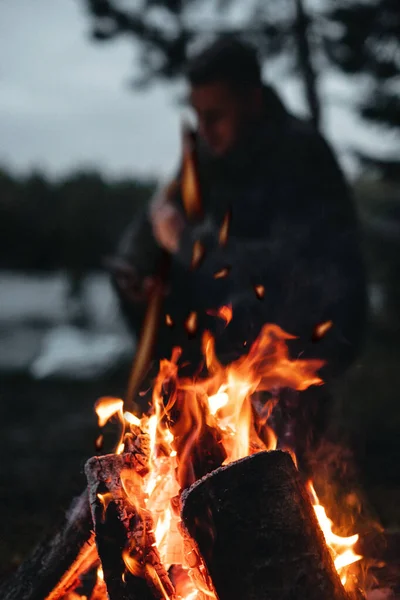 Shallow Focus Shot Campfire Evening Young Male Playing Guitar Fire — Stock Photo, Image
